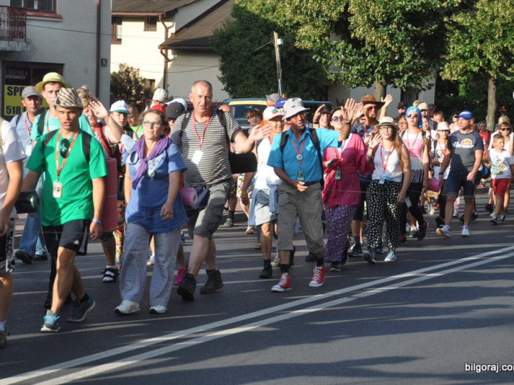Pielgrzymi zawitali do Biłgoraja. Po raz 34. nasze Miasto jest przystankiem w drodze na Jasną Górę (FOTO)