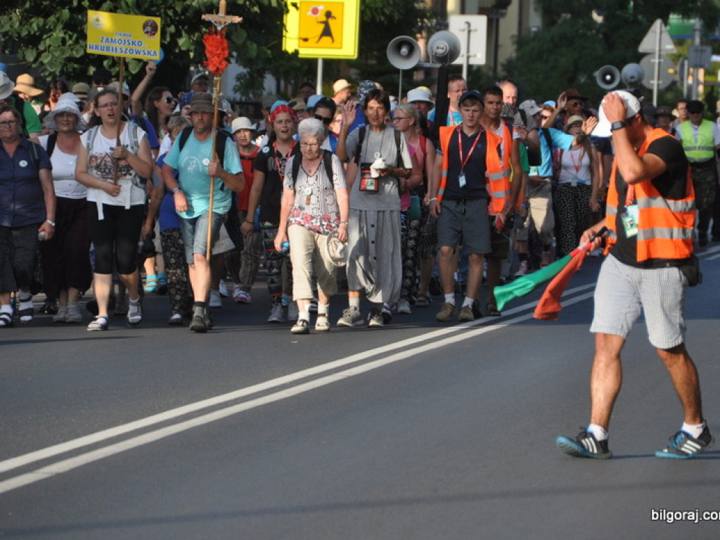 Pielgrzymi zawitali do Biłgoraja. Po raz 34. nasze Miasto jest przystankiem w drodze na Jasną Górę (FOTO)