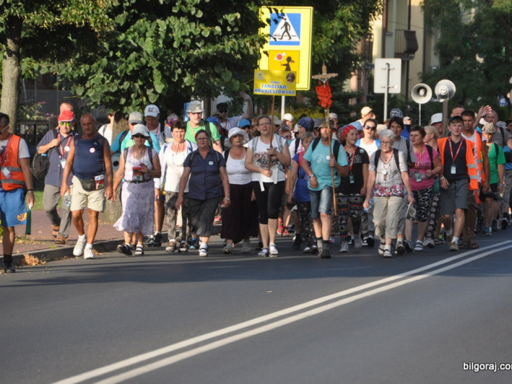 Pielgrzymi zawitali do Biłgoraja. Po raz 34. nasze Miasto jest przystankiem w drodze na Jasną Górę (FOTO)