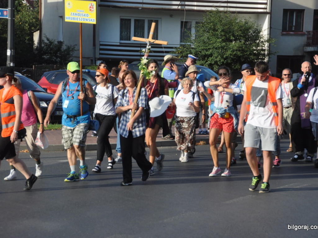 Pielgrzymi zawitali do Biłgoraja. Po raz 34. nasze Miasto jest przystankiem w drodze na Jasną Górę (FOTO)