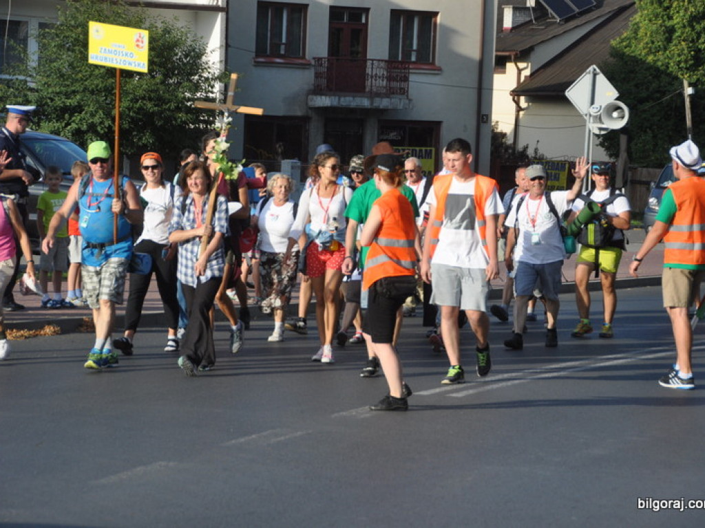 Pielgrzymi zawitali do Biłgoraja. Po raz 34. nasze Miasto jest przystankiem w drodze na Jasną Górę (FOTO)