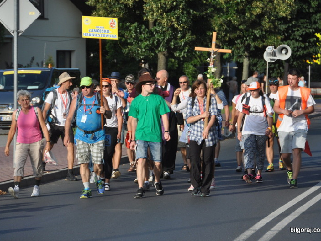 Pielgrzymi zawitali do Biłgoraja. Po raz 34. nasze Miasto jest przystankiem w drodze na Jasną Górę (FOTO)