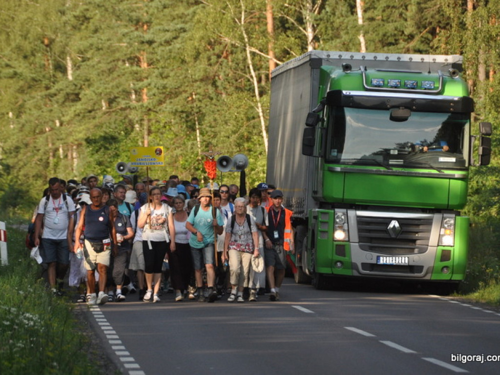 Pielgrzymi zawitali do Biłgoraja. Po raz 34. nasze Miasto jest przystankiem w drodze na Jasną Górę (FOTO)