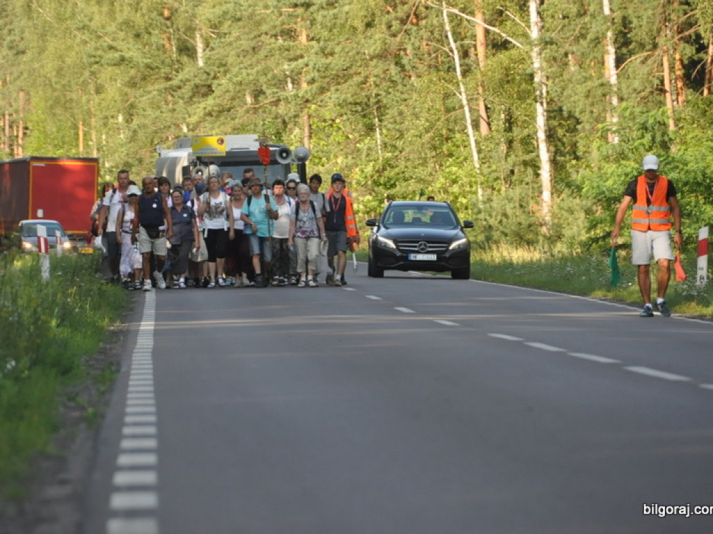 Pielgrzymi zawitali do Biłgoraja. Po raz 34. nasze Miasto jest przystankiem w drodze na Jasną Górę (FOTO)