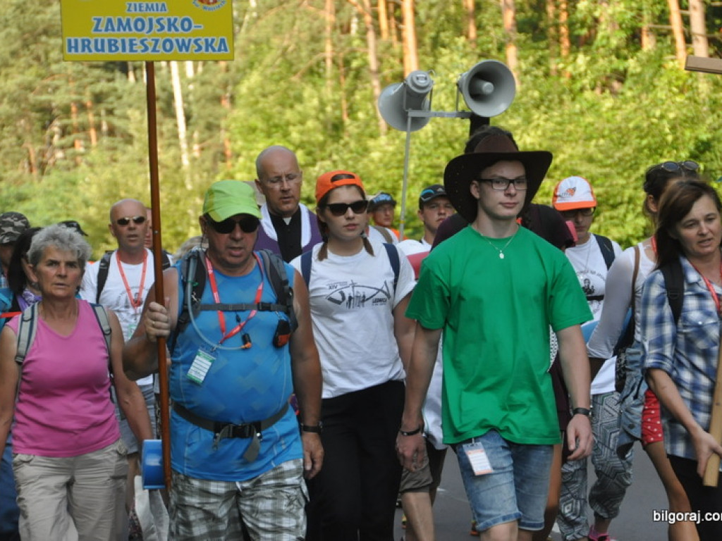 Pielgrzymi zawitali do Biłgoraja. Po raz 34. nasze Miasto jest przystankiem w drodze na Jasną Górę (FOTO)
