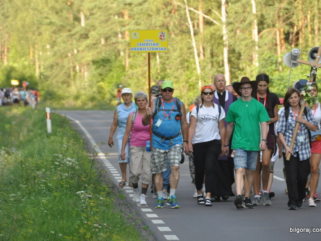Pielgrzymi zawitali do Biłgoraja. Po raz 34. nasze Miasto jest przystankiem w drodze na Jasną Górę (FOTO)