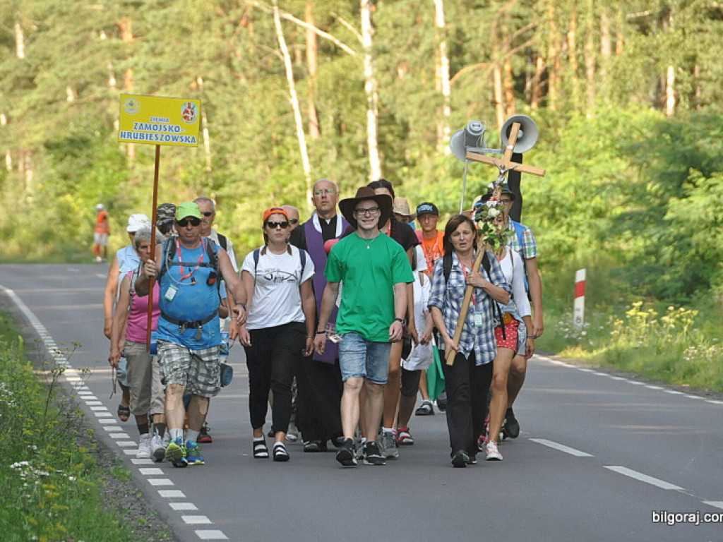 Pielgrzymi zawitali do Biłgoraja. Po raz 34. nasze Miasto jest przystankiem w drodze na Jasną Górę (FOTO)