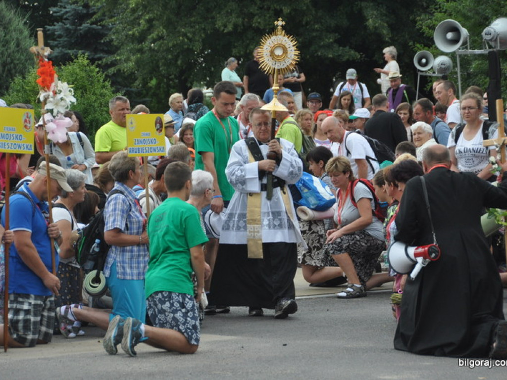 Pielgrzymi z Biłgoraja wyruszyli na pątniczy szlak do Czarnej Madonny (FOTO)