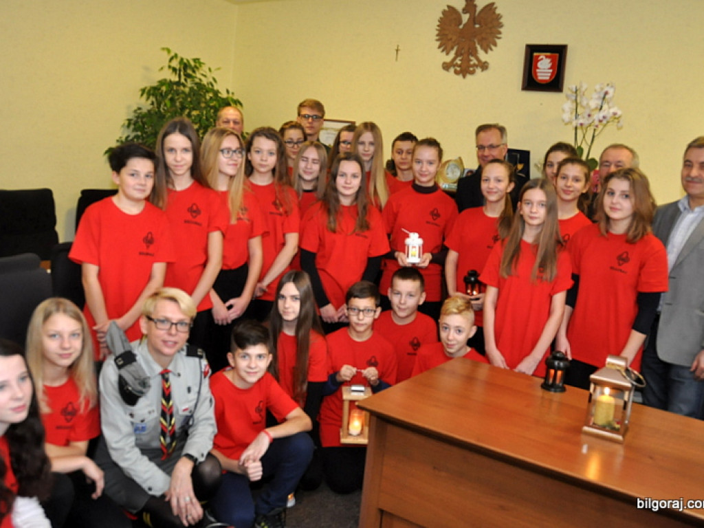 Harcerze przekazali Światełko Pokoju Burmistrzowi Biłgoraja (FOTO)