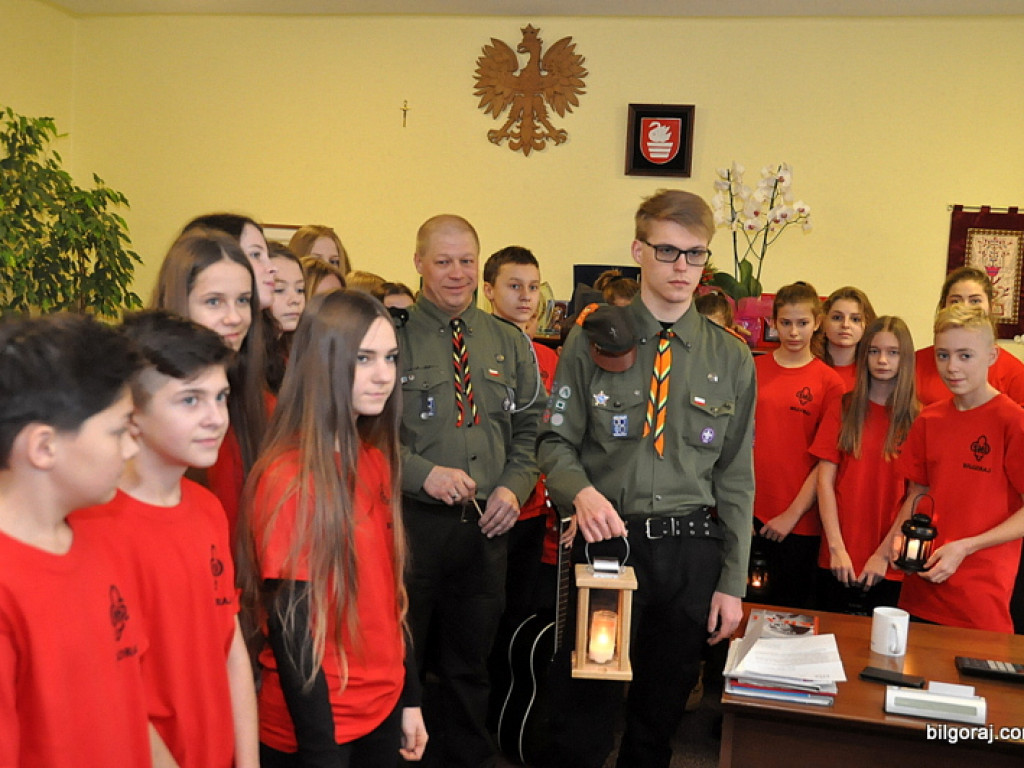 Harcerze przekazali Światełko Pokoju Burmistrzowi Biłgoraja (FOTO)