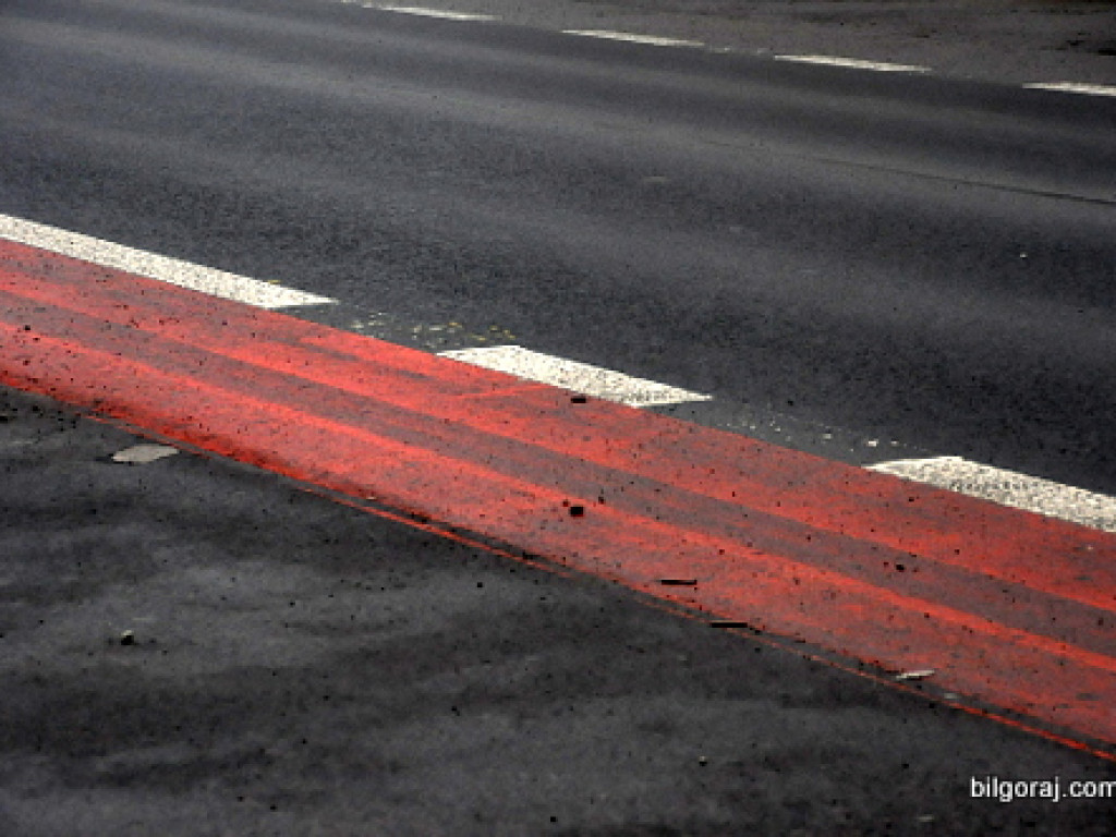 Są drogi dla rowerów, a na nich m. in. zaparkowane auta