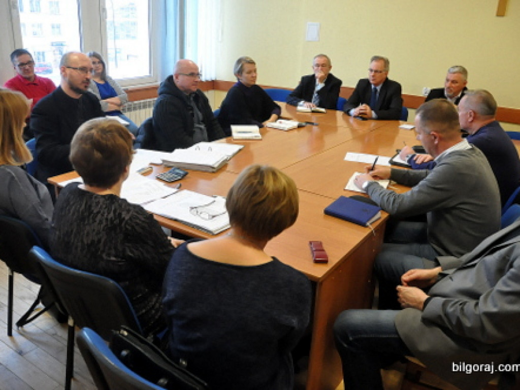 Wygaszanie biłgorajskich gimnazjów czy łączenie ich w zespoły?