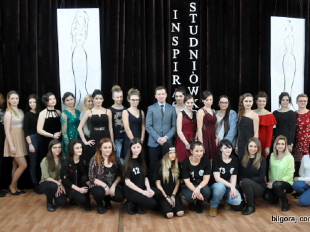 Inspiracje studniówkowe w ZSZiO w Biłgoraju, czyli jak podkreślić kobiece piękno (FOTO, VIDEO)