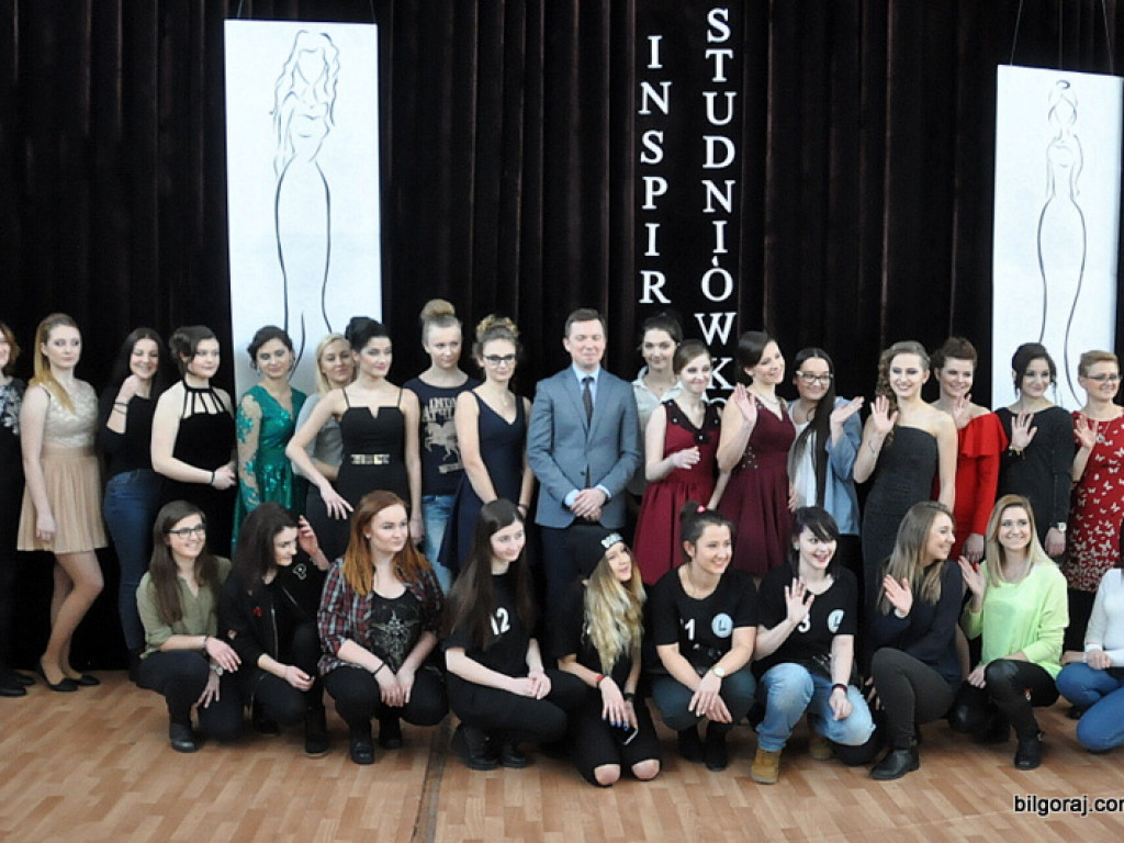 Inspiracje studniówkowe w ZSZiO w Biłgoraju, czyli jak podkreślić kobiece piękno (FOTO, VIDEO)