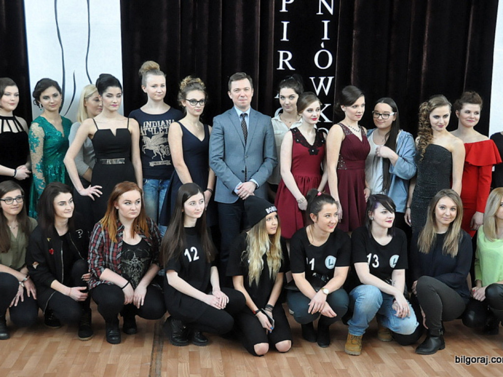 Inspiracje studniówkowe w ZSZiO w Biłgoraju, czyli jak podkreślić kobiece piękno (FOTO, VIDEO)