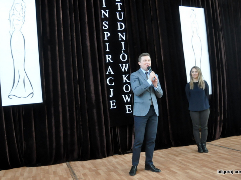 Inspiracje studniówkowe w ZSZiO w Biłgoraju, czyli jak podkreślić kobiece piękno (FOTO, VIDEO)