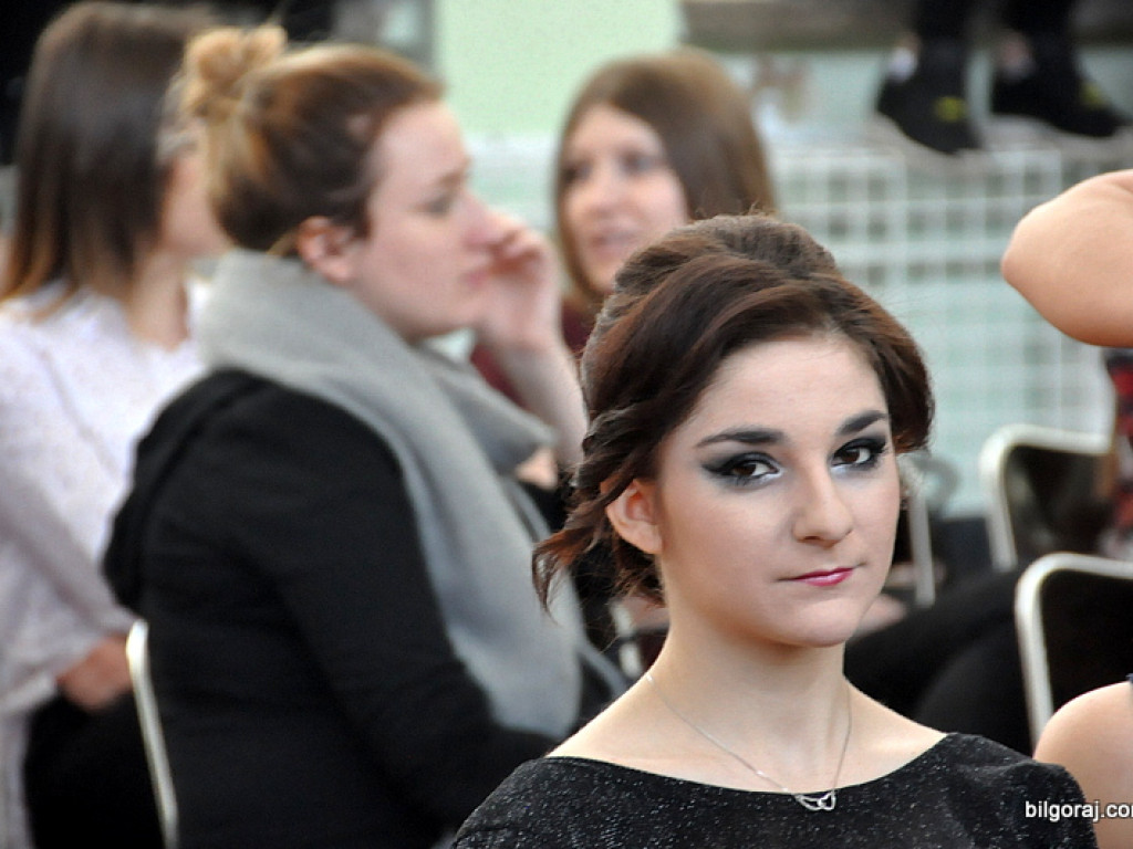Inspiracje studniówkowe w ZSZiO w Biłgoraju, czyli jak podkreślić kobiece piękno (FOTO, VIDEO)