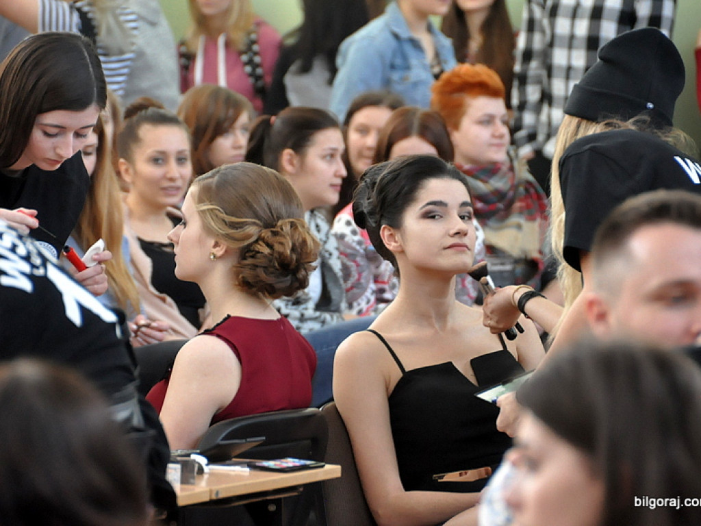 Inspiracje studniówkowe w ZSZiO w Biłgoraju, czyli jak podkreślić kobiece piękno (FOTO, VIDEO)