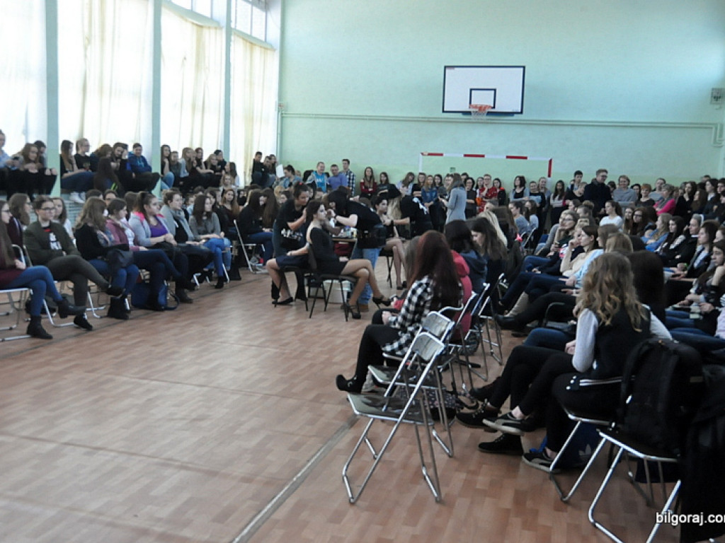 Inspiracje studniówkowe w ZSZiO w Biłgoraju, czyli jak podkreślić kobiece piękno (FOTO, VIDEO)