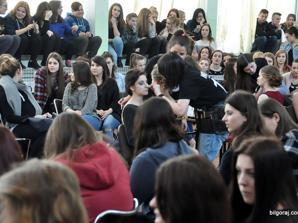 Inspiracje studniówkowe w ZSZiO w Biłgoraju, czyli jak podkreślić kobiece piękno (FOTO, VIDEO)