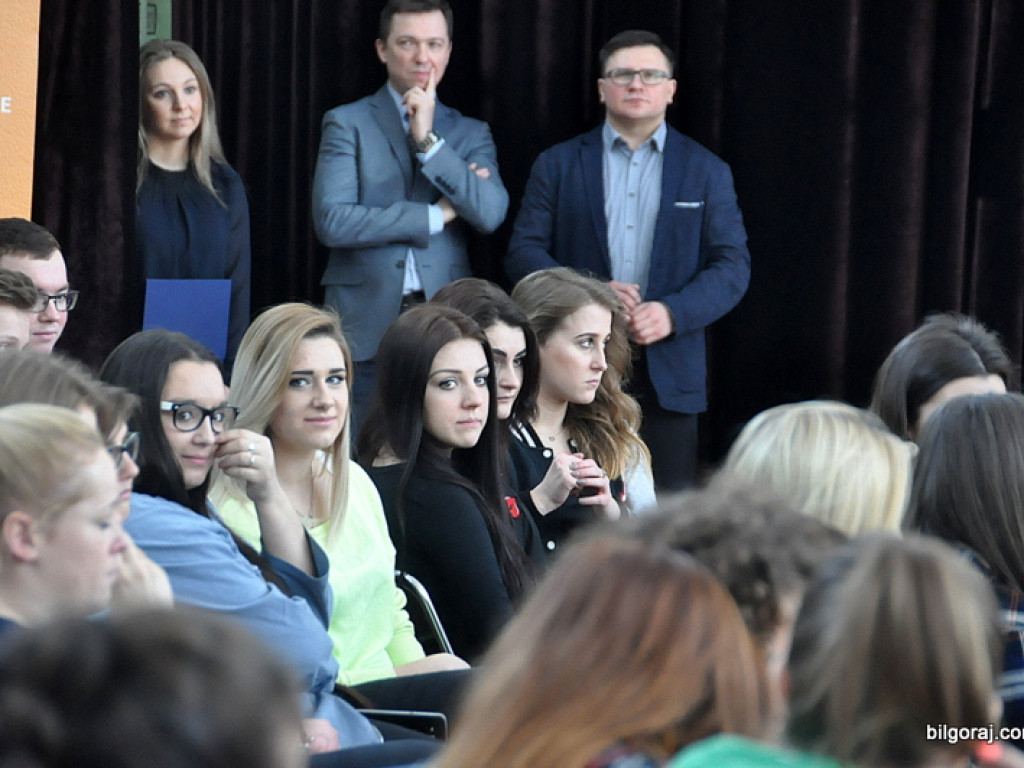 Inspiracje studniówkowe w ZSZiO w Biłgoraju, czyli jak podkreślić kobiece piękno (FOTO, VIDEO)