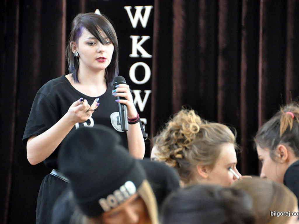 Inspiracje studniówkowe w ZSZiO w Biłgoraju, czyli jak podkreślić kobiece piękno (FOTO, VIDEO)