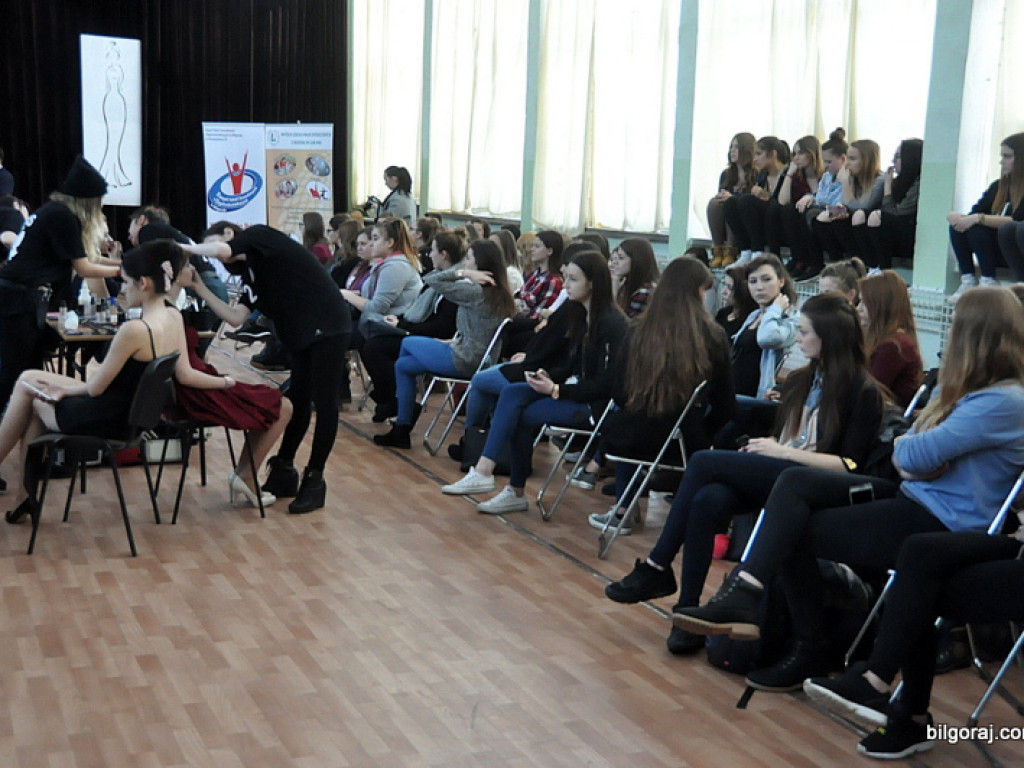 Inspiracje studniówkowe w ZSZiO w Biłgoraju, czyli jak podkreślić kobiece piękno (FOTO, VIDEO)