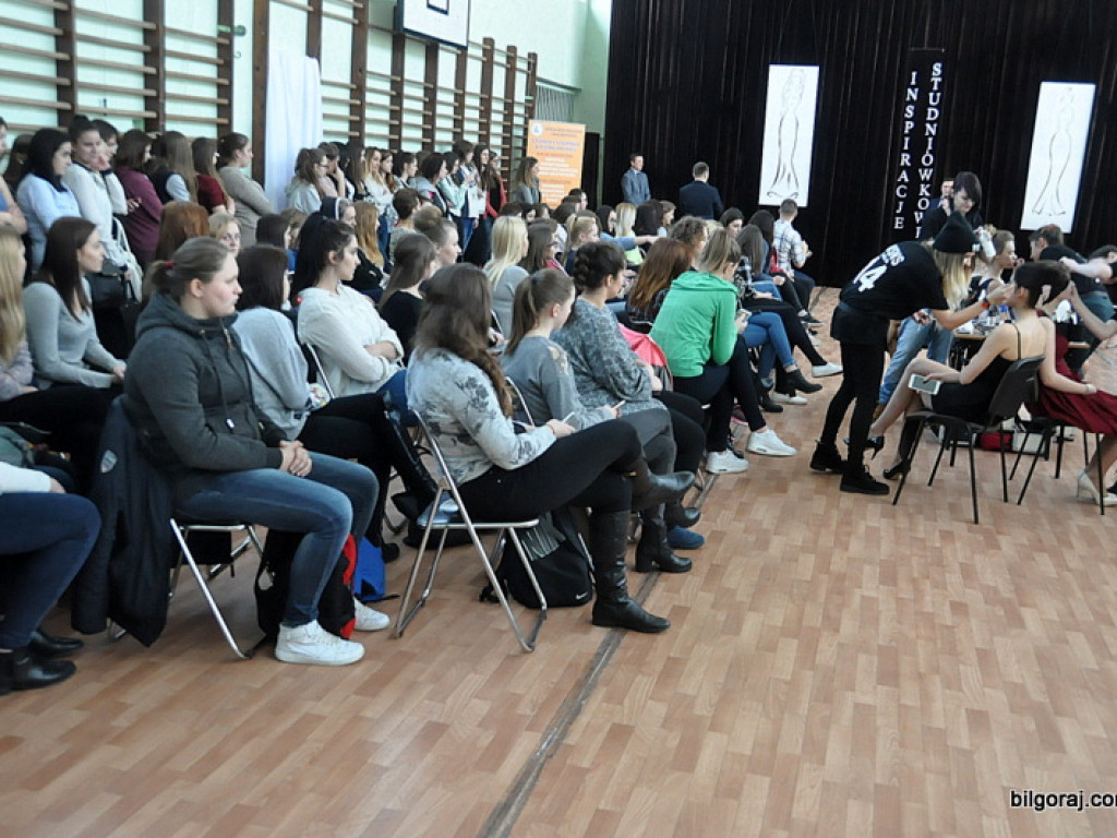 Inspiracje studniówkowe w ZSZiO w Biłgoraju, czyli jak podkreślić kobiece piękno (FOTO, VIDEO)