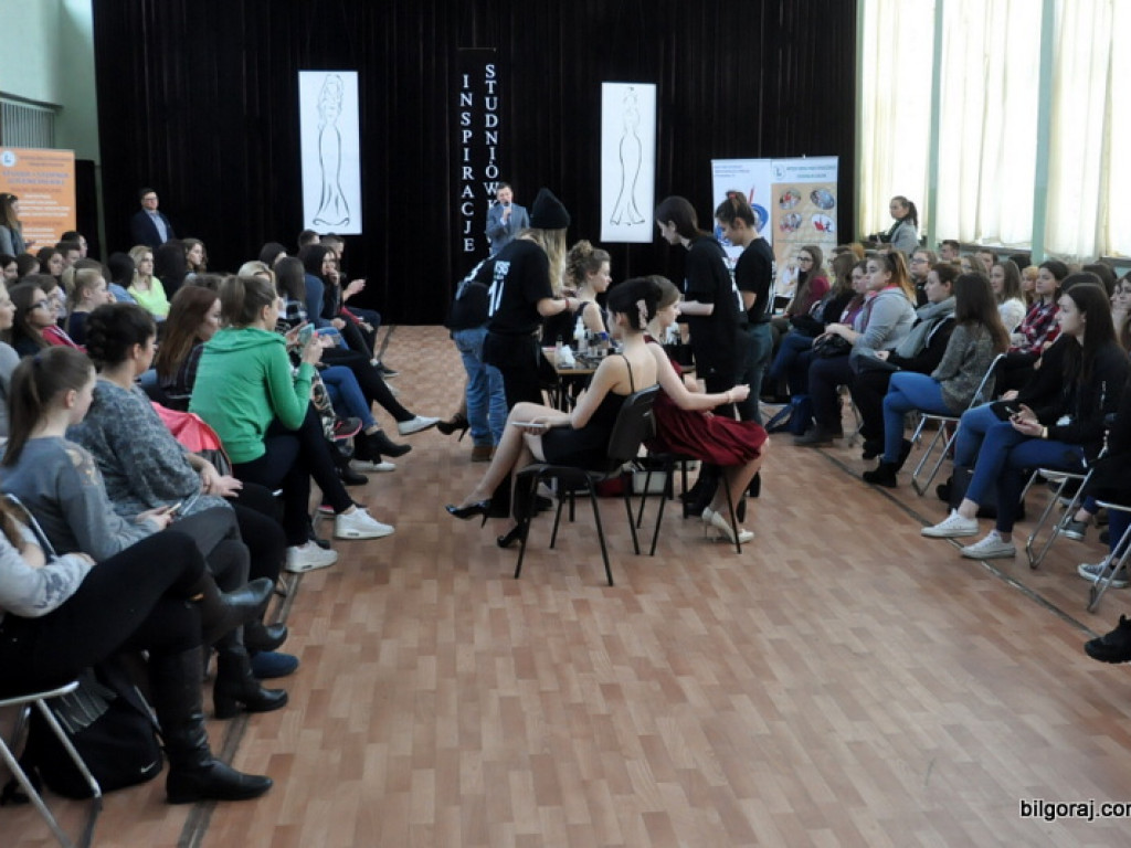 Inspiracje studniówkowe w ZSZiO w Biłgoraju, czyli jak podkreślić kobiece piękno (FOTO, VIDEO)
