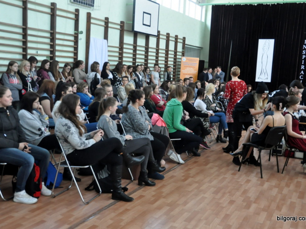 Inspiracje studniówkowe w ZSZiO w Biłgoraju, czyli jak podkreślić kobiece piękno (FOTO, VIDEO)