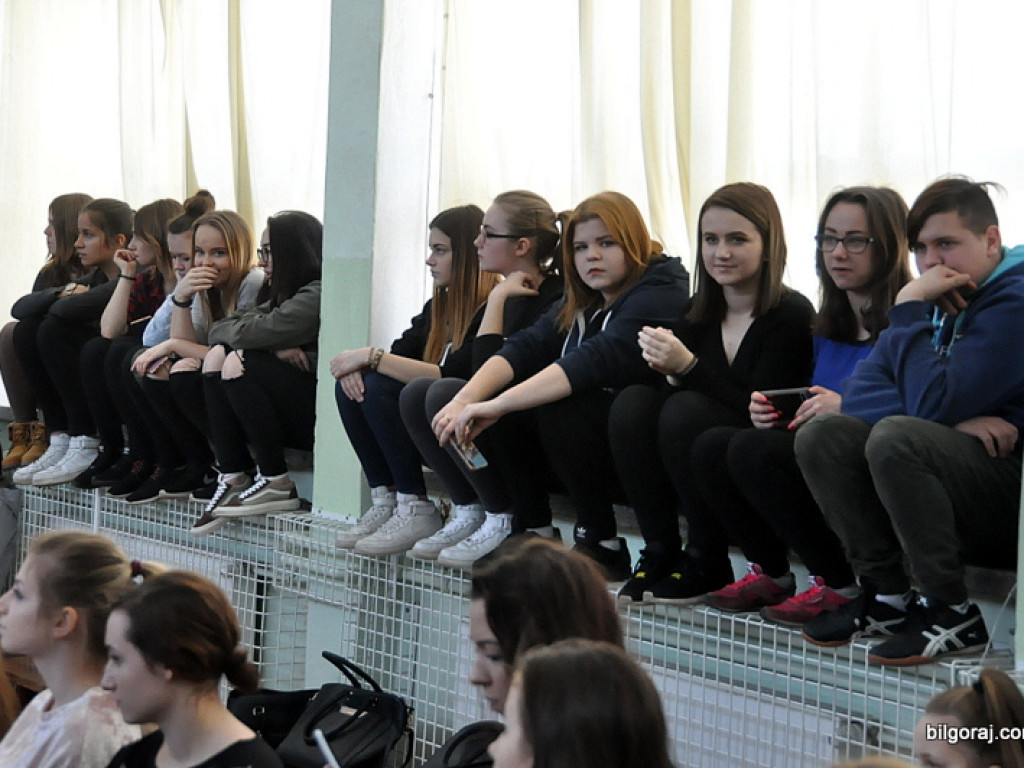 Inspiracje studniówkowe w ZSZiO w Biłgoraju, czyli jak podkreślić kobiece piękno (FOTO, VIDEO)