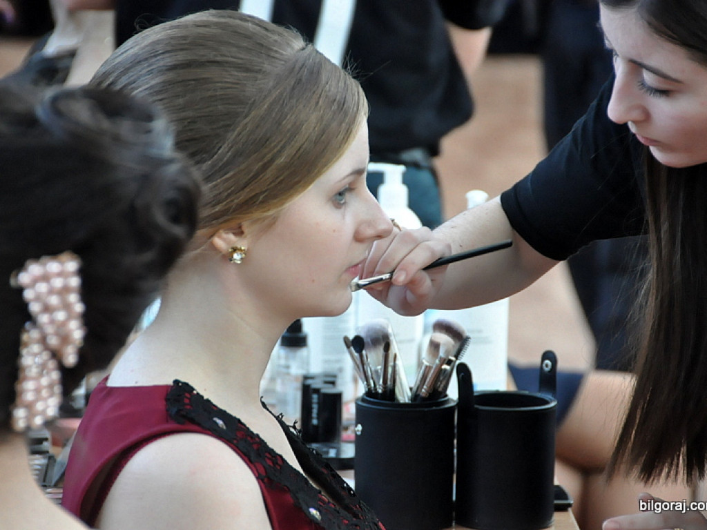 Inspiracje studniówkowe w ZSZiO w Biłgoraju, czyli jak podkreślić kobiece piękno (FOTO, VIDEO)