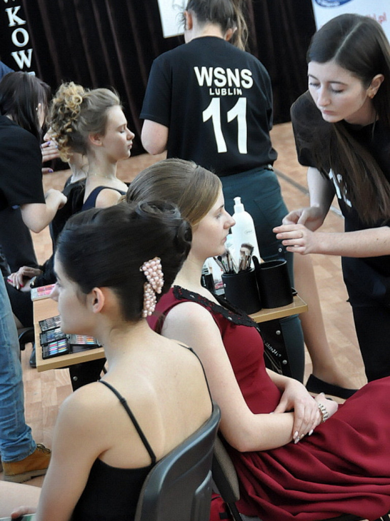 Inspiracje studniówkowe w ZSZiO w Biłgoraju, czyli jak podkreślić kobiece piękno (FOTO, VIDEO)