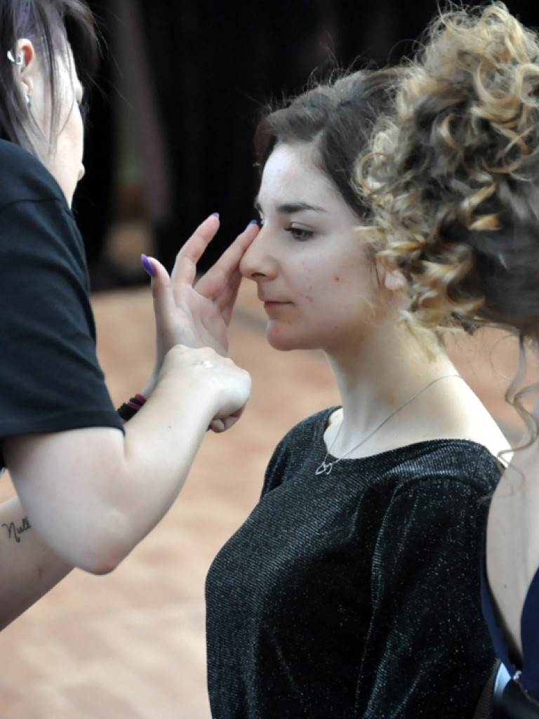 Inspiracje studniówkowe w ZSZiO w Biłgoraju, czyli jak podkreślić kobiece piękno (FOTO, VIDEO)