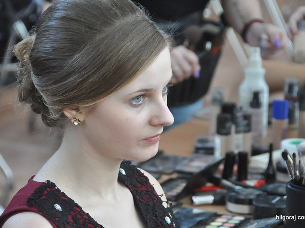 Inspiracje studniówkowe w ZSZiO w Biłgoraju, czyli jak podkreślić kobiece piękno (FOTO, VIDEO)