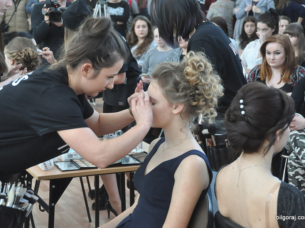 Inspiracje studniówkowe w ZSZiO w Biłgoraju, czyli jak podkreślić kobiece piękno (FOTO, VIDEO)