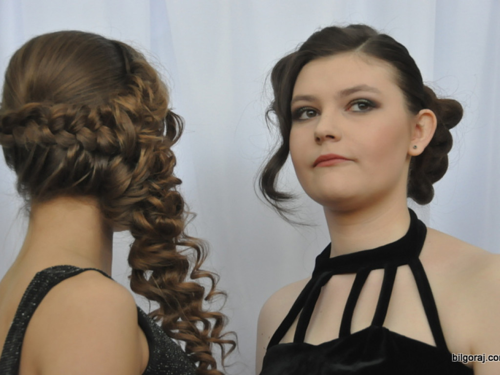 Inspiracje studniówkowe w ZSZiO w Biłgoraju, czyli jak podkreślić kobiece piękno (FOTO, VIDEO)