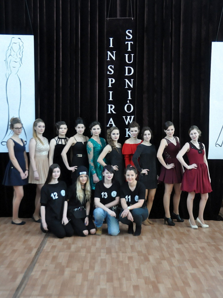 Inspiracje studniówkowe w ZSZiO w Biłgoraju, czyli jak podkreślić kobiece piękno (FOTO, VIDEO)