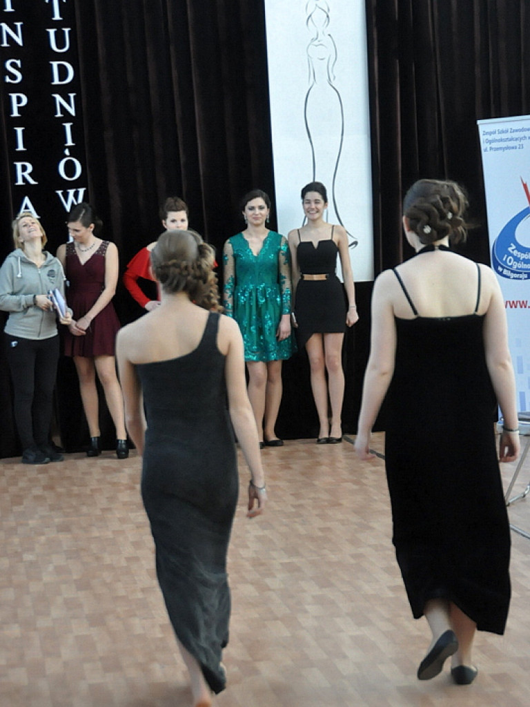 Inspiracje studniówkowe w ZSZiO w Biłgoraju, czyli jak podkreślić kobiece piękno (FOTO, VIDEO)