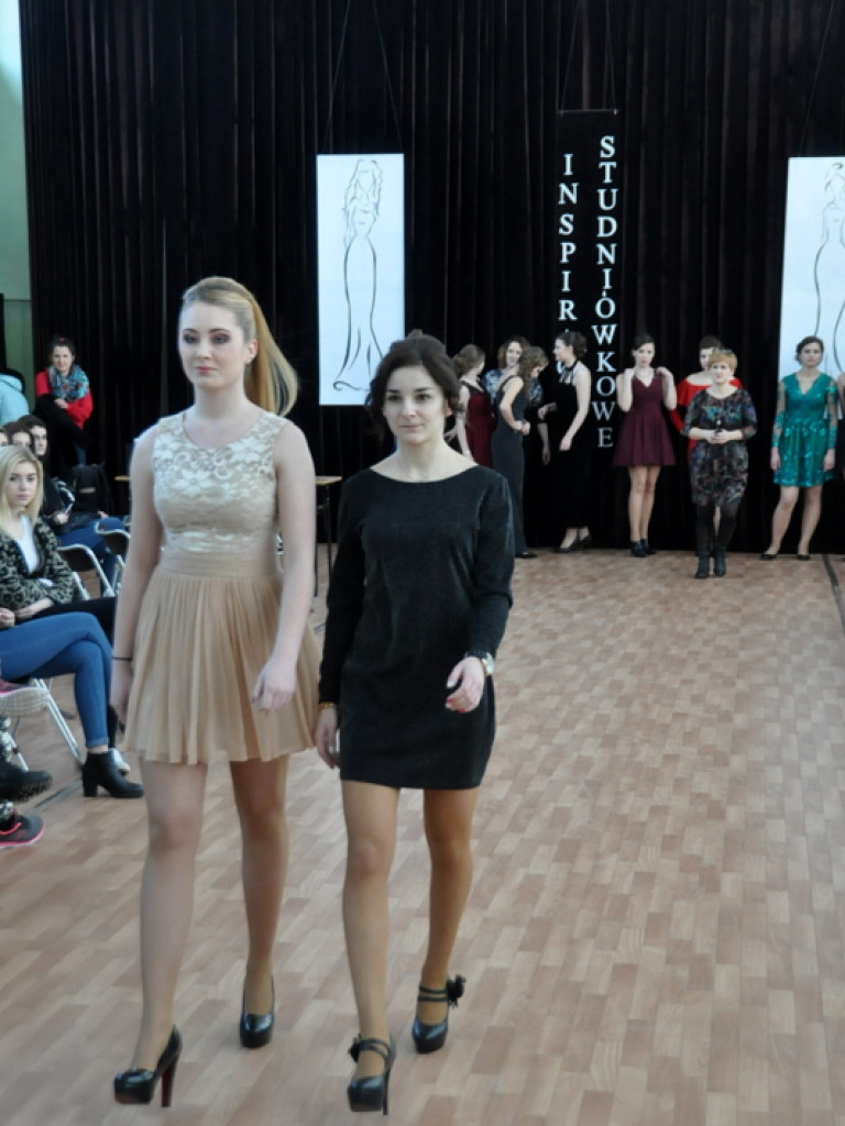 Inspiracje studniówkowe w ZSZiO w Biłgoraju, czyli jak podkreślić kobiece piękno (FOTO, VIDEO)