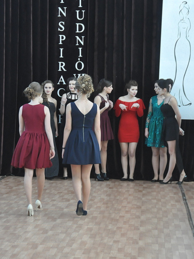 Inspiracje studniówkowe w ZSZiO w Biłgoraju, czyli jak podkreślić kobiece piękno (FOTO, VIDEO)