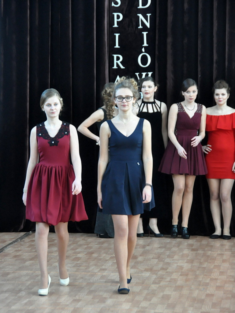 Inspiracje studniówkowe w ZSZiO w Biłgoraju, czyli jak podkreślić kobiece piękno (FOTO, VIDEO)