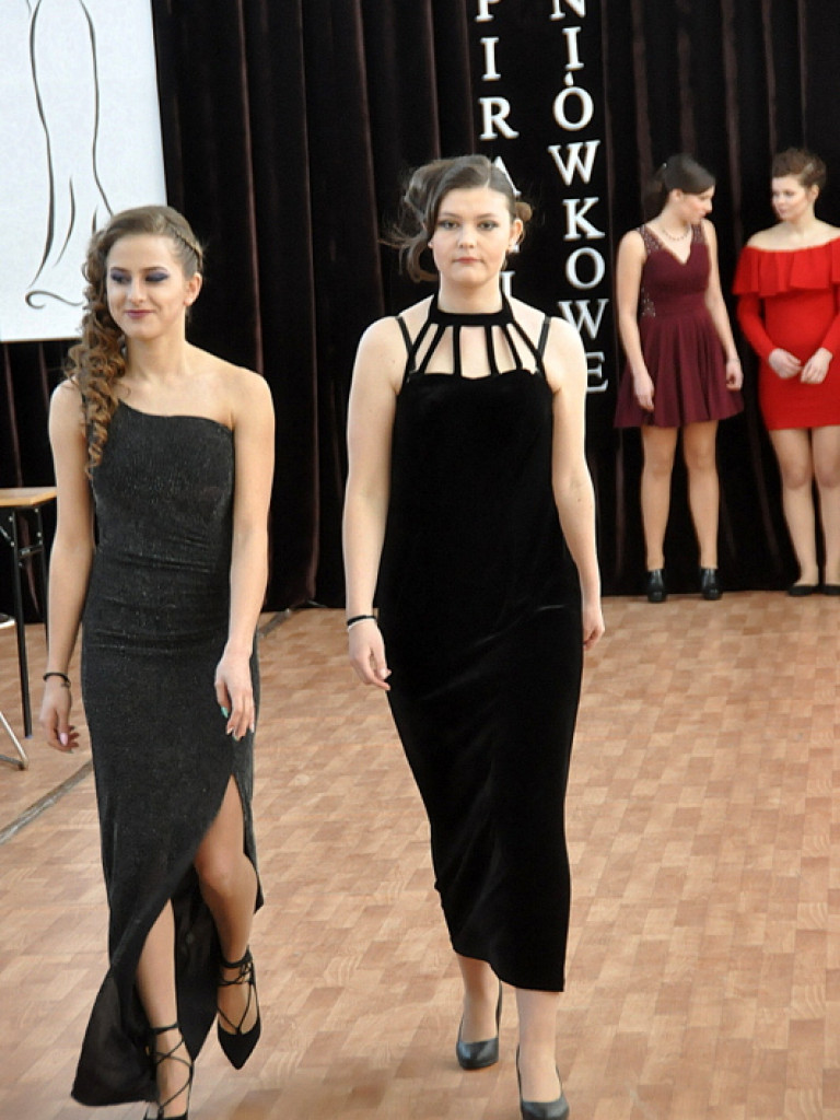 Inspiracje studniówkowe w ZSZiO w Biłgoraju, czyli jak podkreślić kobiece piękno (FOTO, VIDEO)