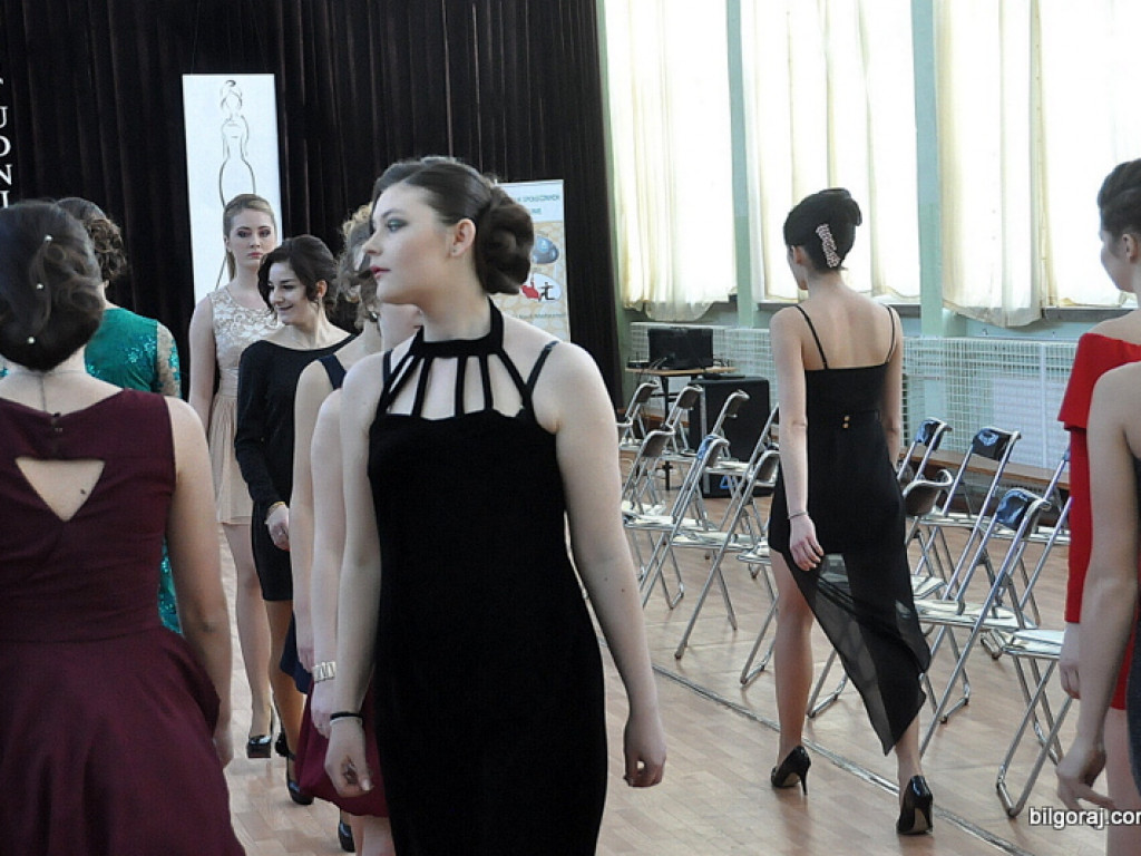 Inspiracje studniówkowe w ZSZiO w Biłgoraju, czyli jak podkreślić kobiece piękno (FOTO, VIDEO)