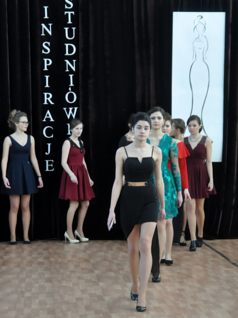 Inspiracje studniówkowe w ZSZiO w Biłgoraju, czyli jak podkreślić kobiece piękno (FOTO, VIDEO)