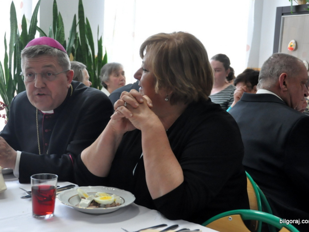 Biskup, wicemarszałek Sejmu i prezydentowa na świątecznym spotkaniu z niepełnosprawnymi (FOTO)