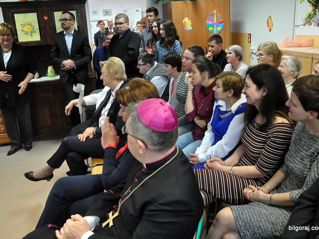 Biskup, wicemarszałek Sejmu i prezydentowa na świątecznym spotkaniu z niepełnosprawnymi (FOTO)