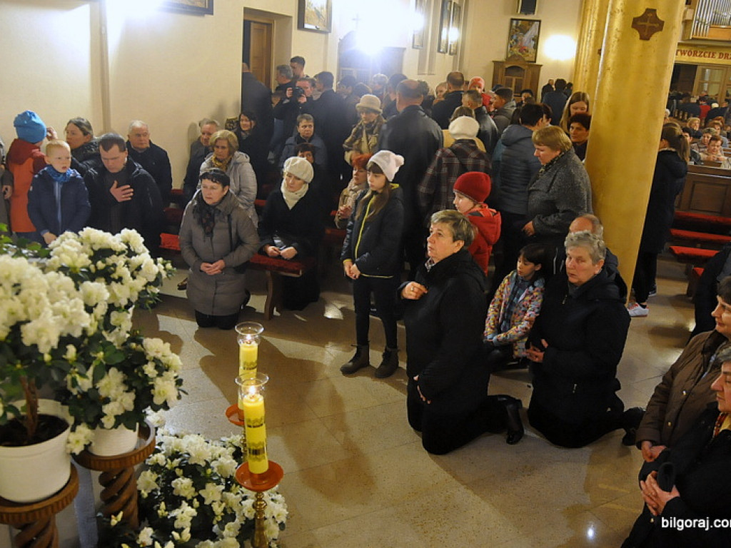 Wielki Piątek w parafii św. Jana Pawła II (FOTO)