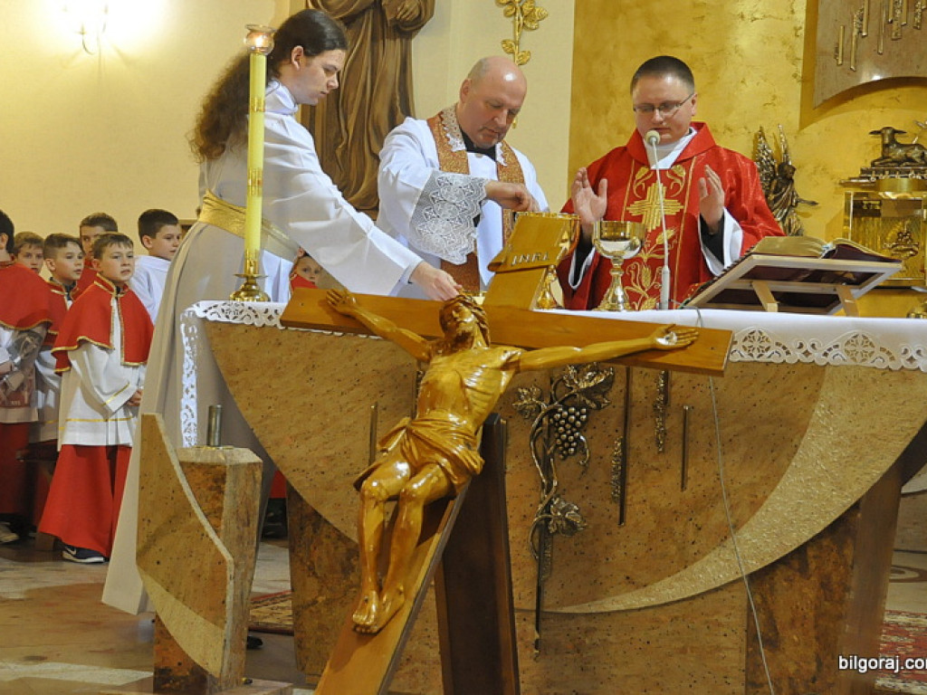 Wielki Piątek w parafii św. Jana Pawła II (FOTO)