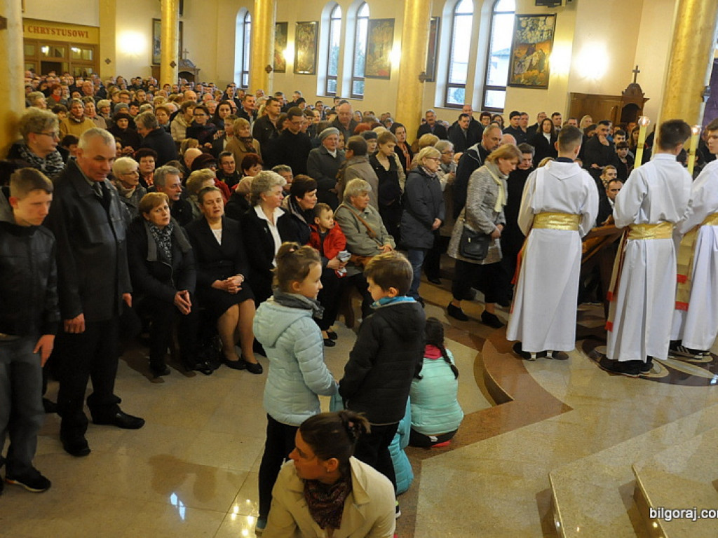 Wielki Piątek w parafii św. Jana Pawła II (FOTO)